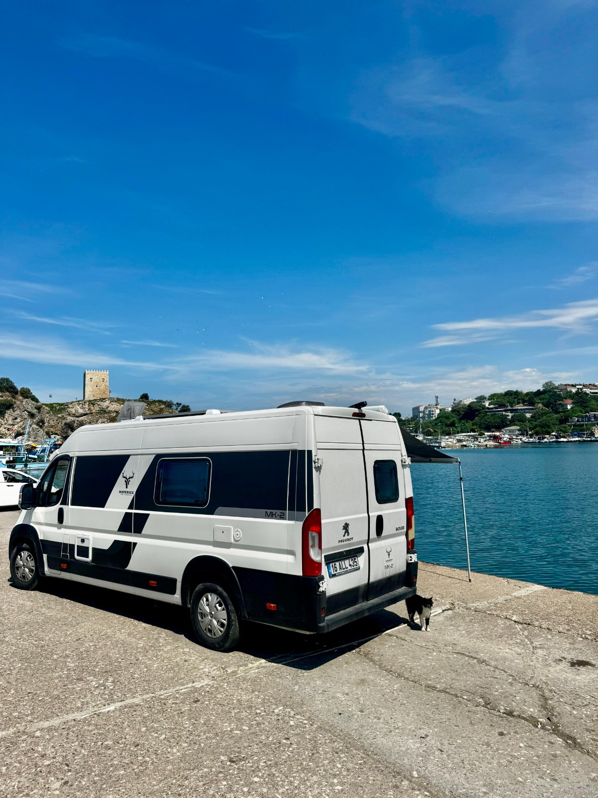 Deniz kıyısında park etmiş beyaz MK-2 karavan