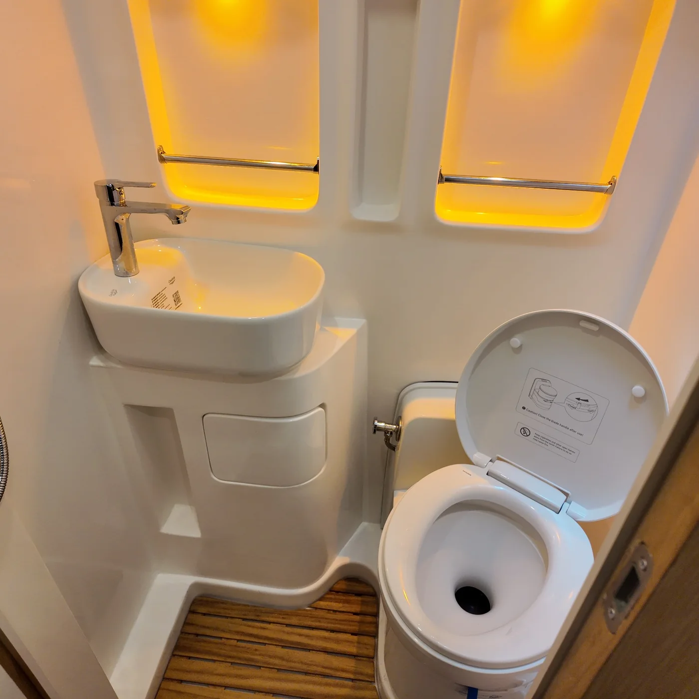 MK-1 lavabo ve tuvalet bölümü