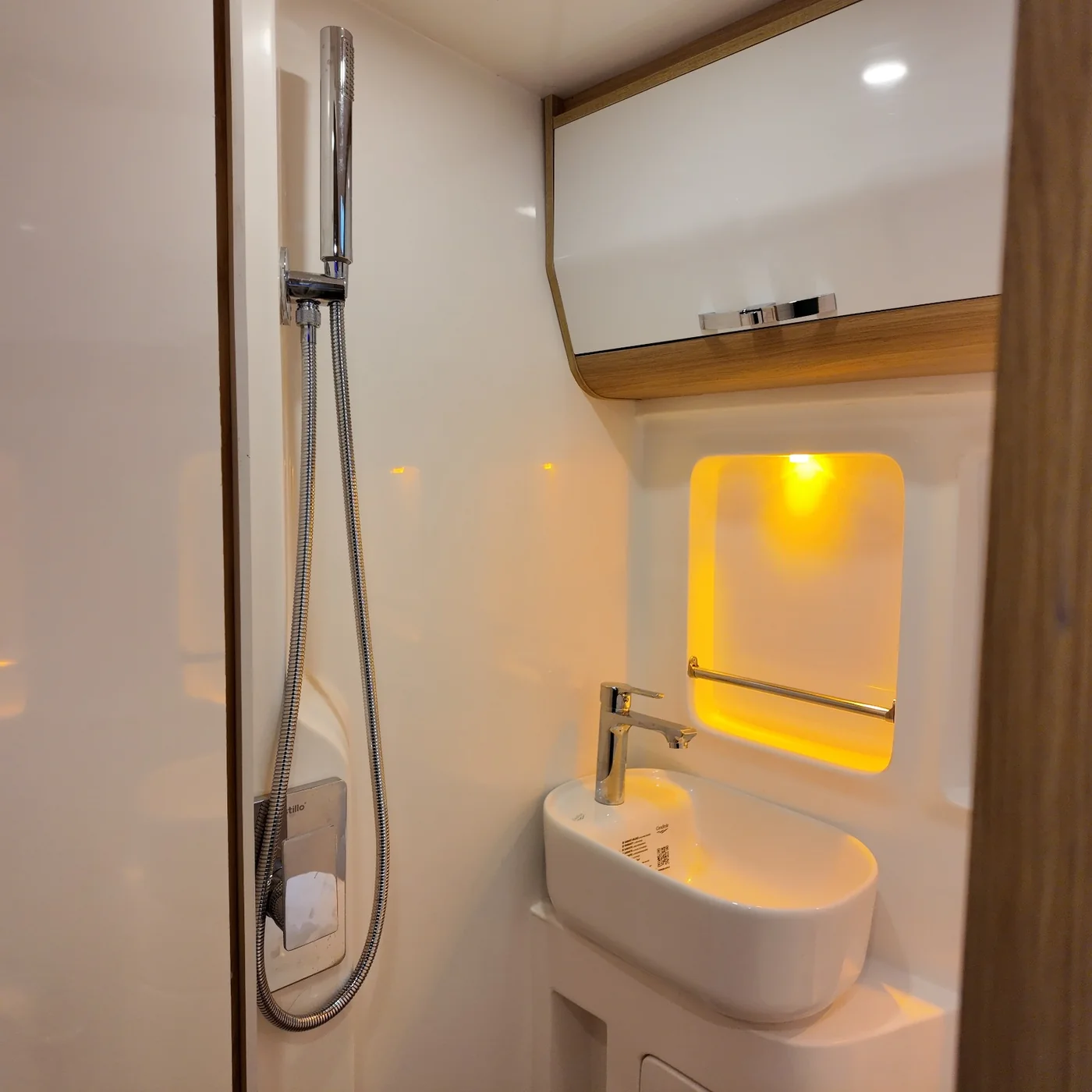 MK-1 duş ve lavabo alanı
