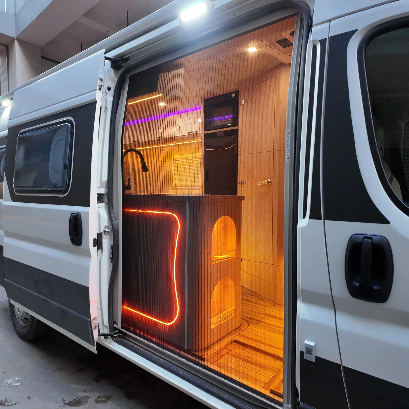 Sürgülü kapıdan MK-2 karavan girişine bakış